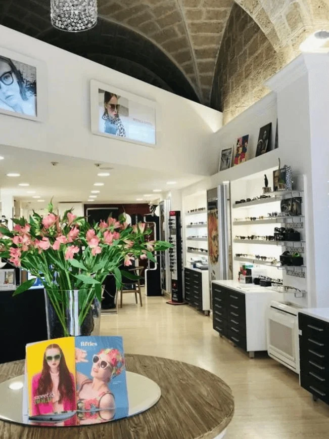 Interno del negozio Ottica Mola a Fasano